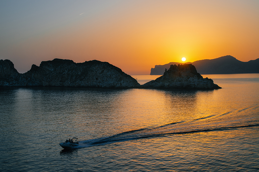 Boat charter from portals nous, portals nous yacht charter, boat charter in South Mallorca, boat hire from Portals Nous, luxury yacht charter from Portals Nous,