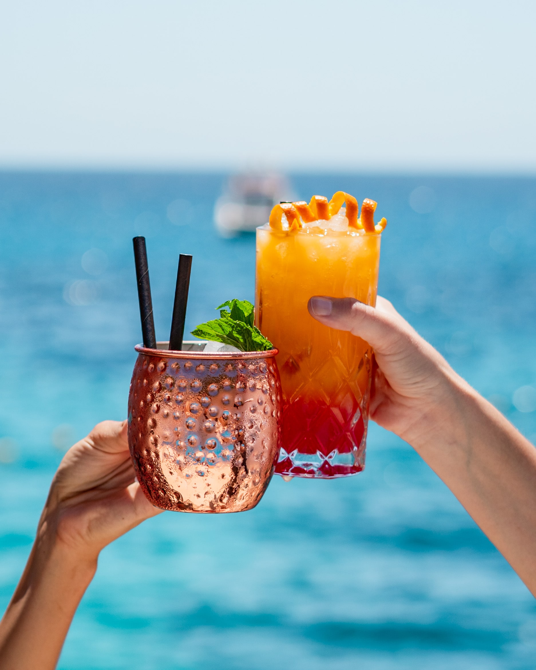 Mallorca cocktail boat charter, private boat hire with cocktails, boat charter with cocktails, yacht charter with cocktails, luxury cocktail yacht charter,
